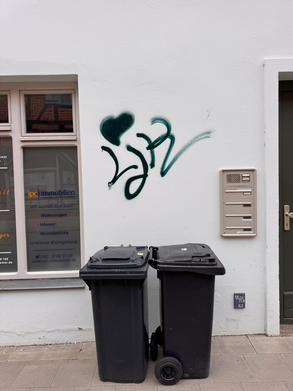 Vorher: Graffiti auf einer gestrichenen Glattputz-Fassade