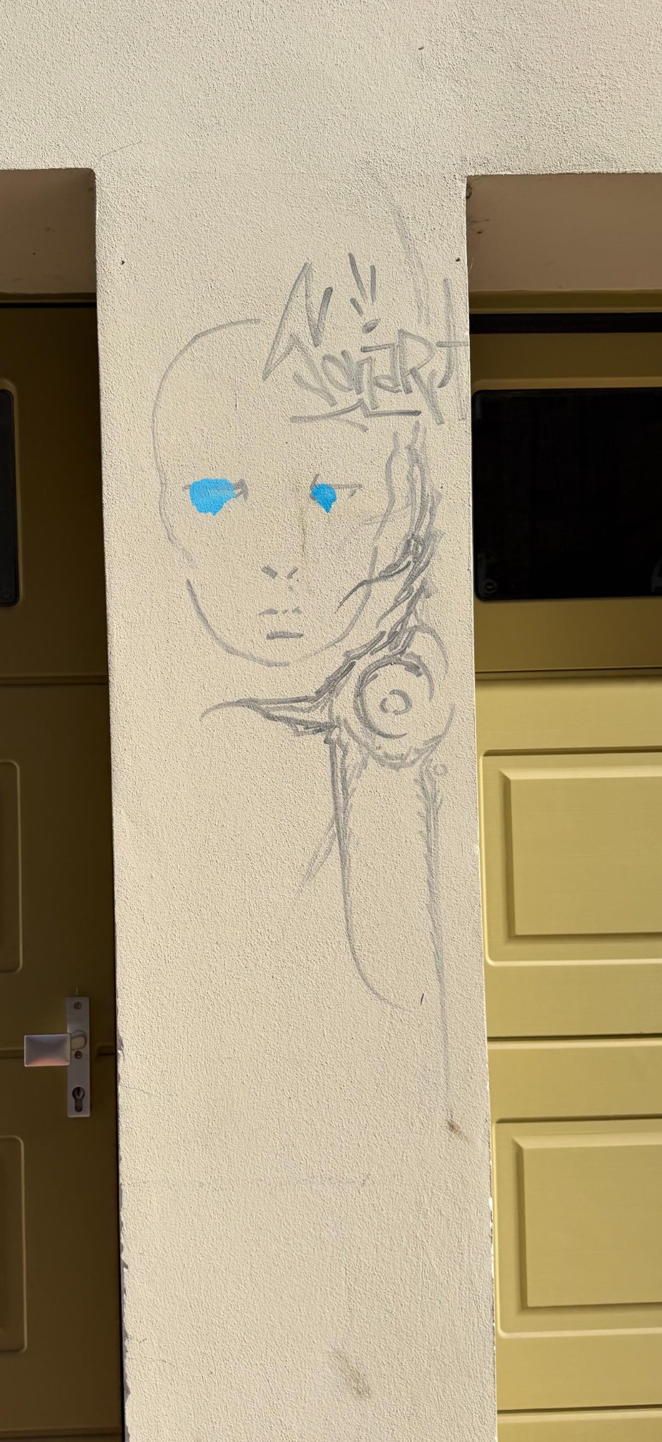 Vorher: weiteres Graffiti auf einer gestrichenen Glattputz-Fassade