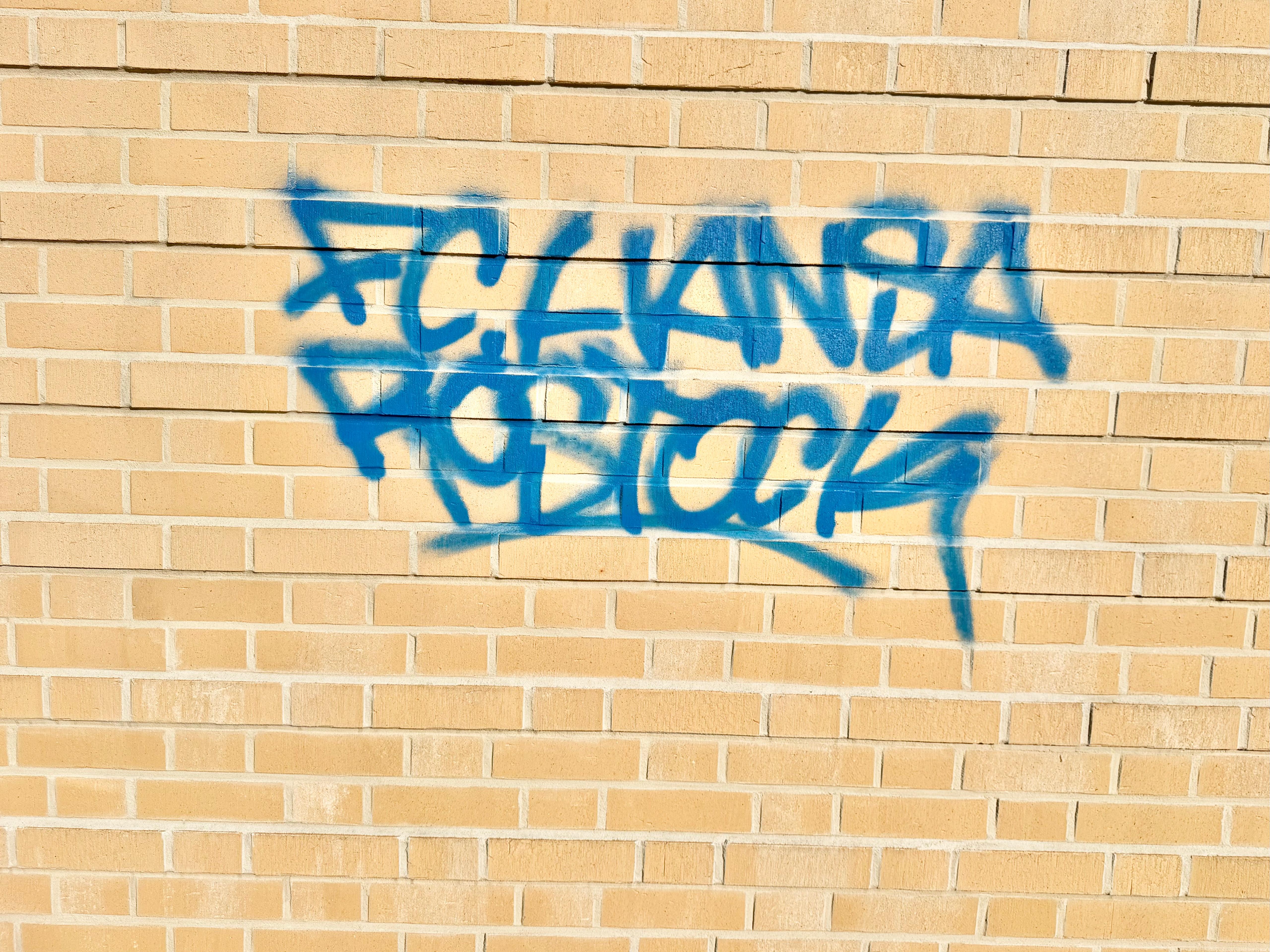 Vorher: Graffiti auf einer Klinkerfassade in rauer Sandsteinoptik
