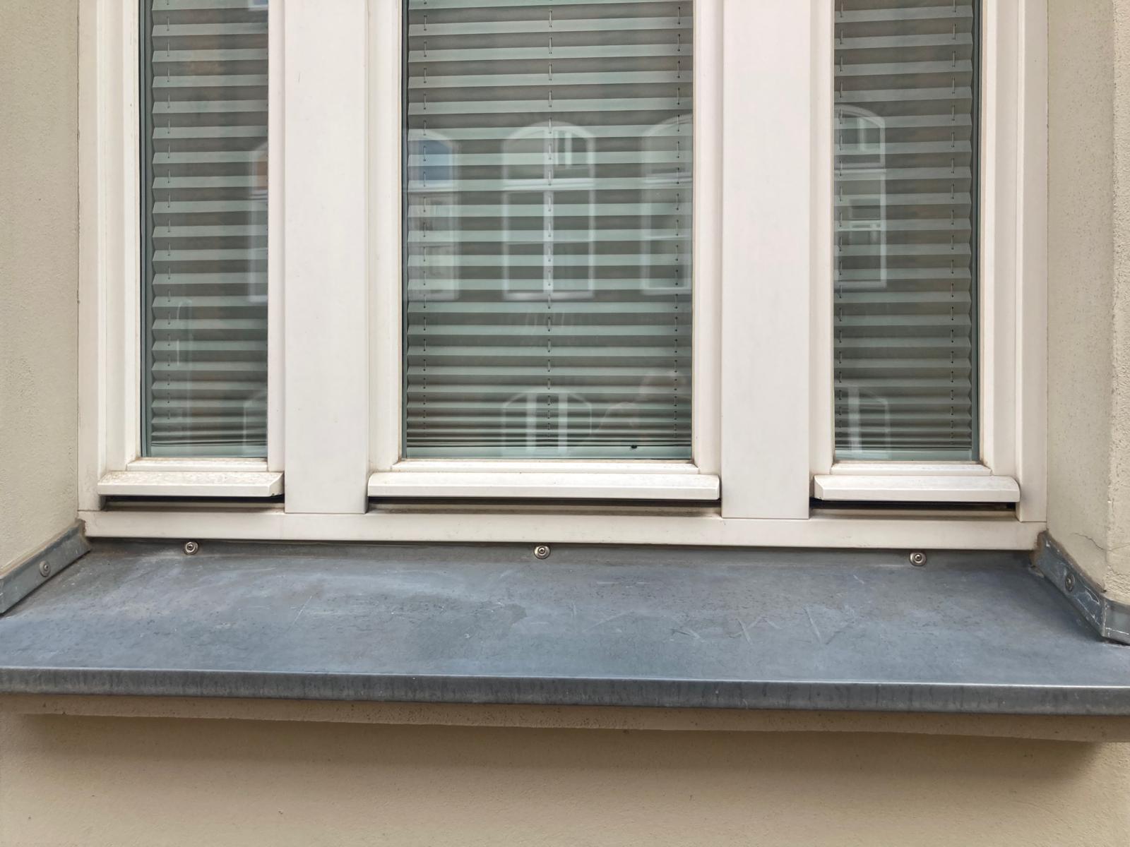 Nachher: gereinigte Metalloberfläche an einem Fensterbrett