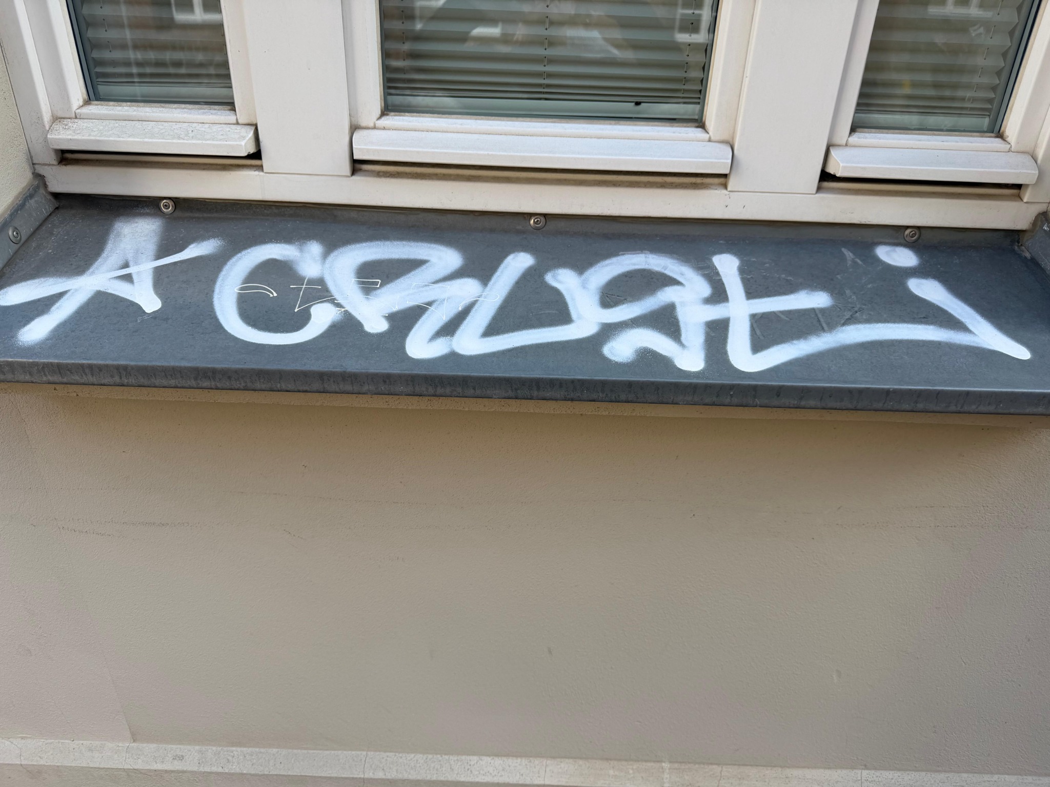 Vorher: Graffiti auf einer Metalloberfläche an einem Fensterbrett